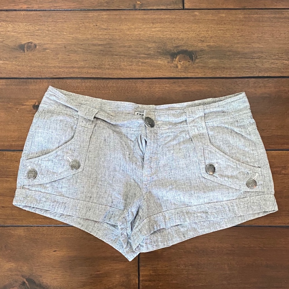 Express shorts with cute button detail